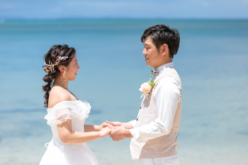 手を取り合って