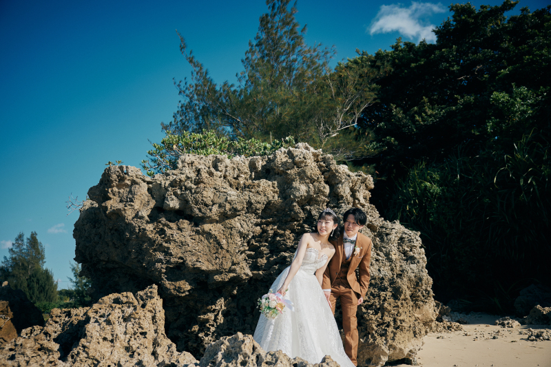 ビーチにある岩場からこっそり海をのぞくおふたり♪