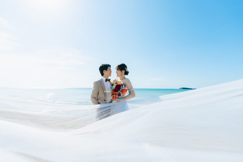 ビーチに移動してベールを使ってロマンチックに◎