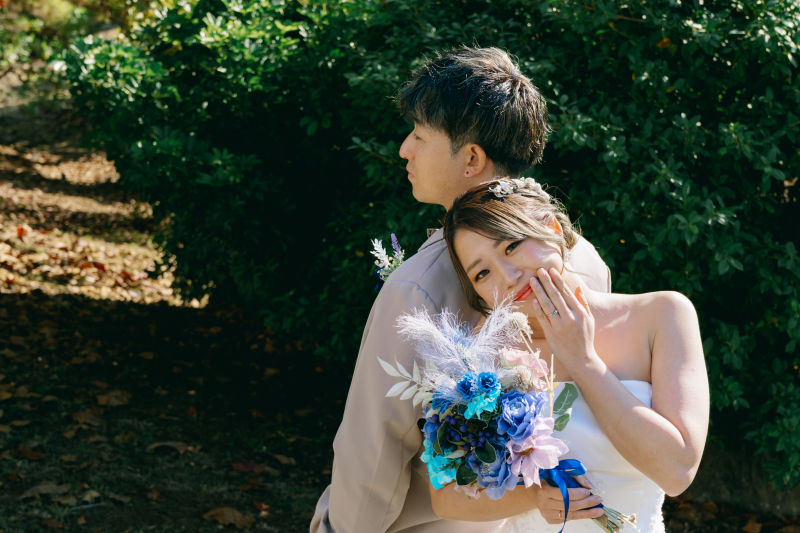 緑に映える装いと静かな佇まい