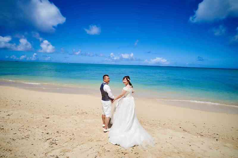 ビーチをバックに