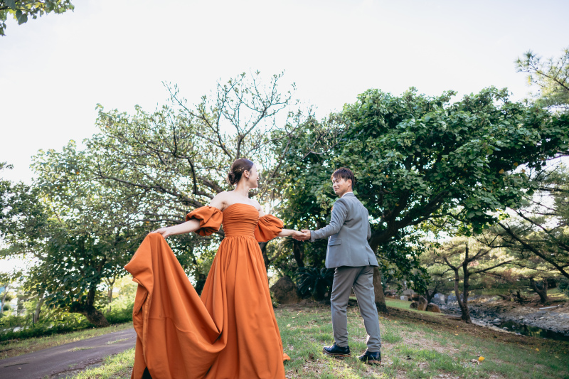 手を取り合って自然とダンスを楽しむ姿もカメラに◎