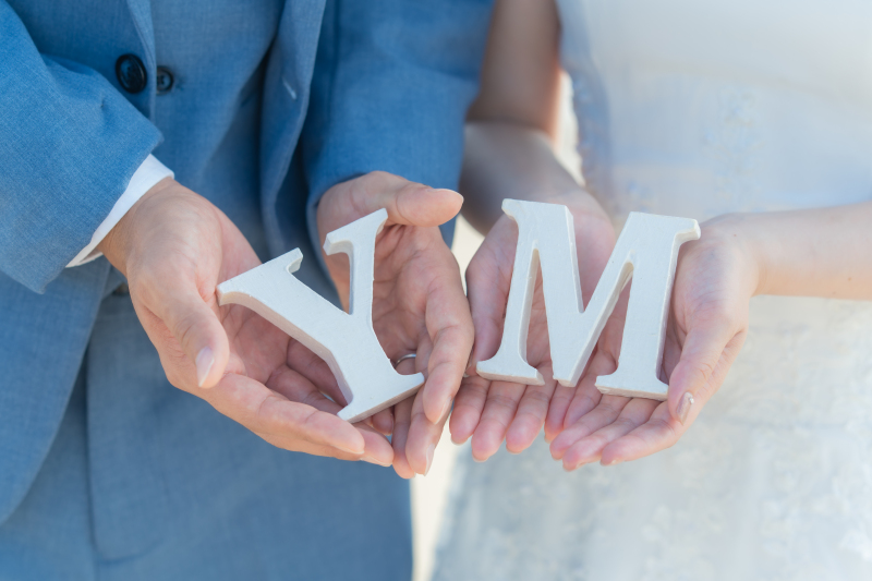 イニシャルのアイテムを使った撮影も欠かせない一枚