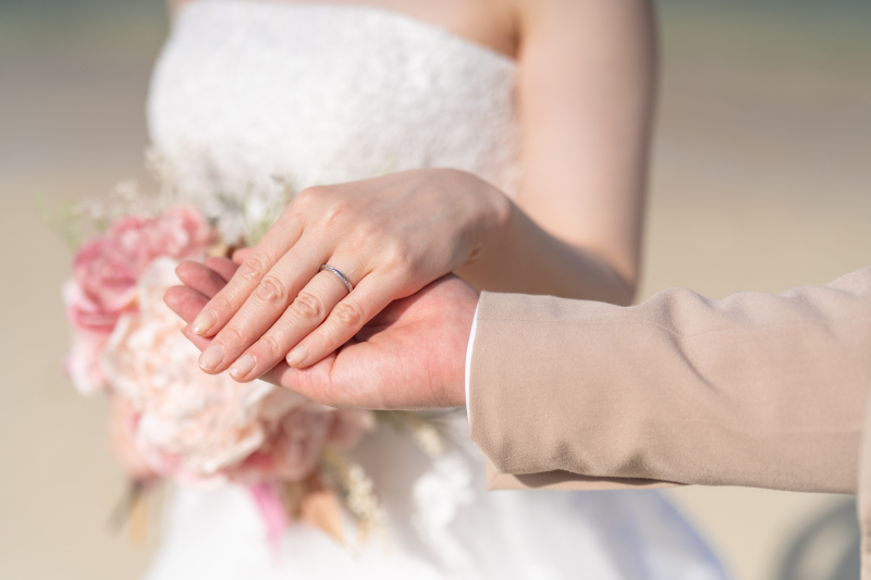 ご新婦様をエスコート♪指輪がきらりと光ります☆