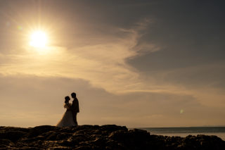 ふたりのシルエット浮かぶサンセットフォト