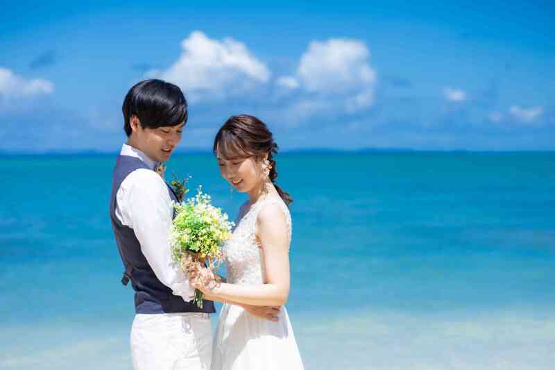 ビーチをバックに