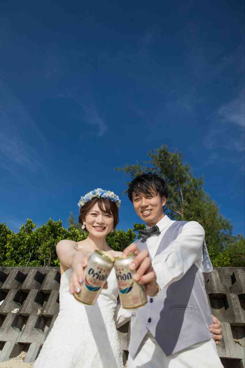 オリオンビールを掲げて