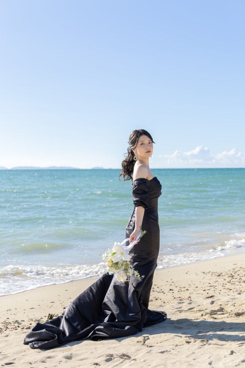 ビーチに衣装が映え、絶妙な振り向き加減が美しい！