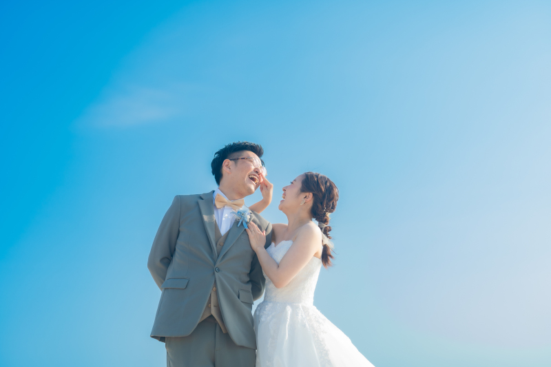 青い空の下でにっこり