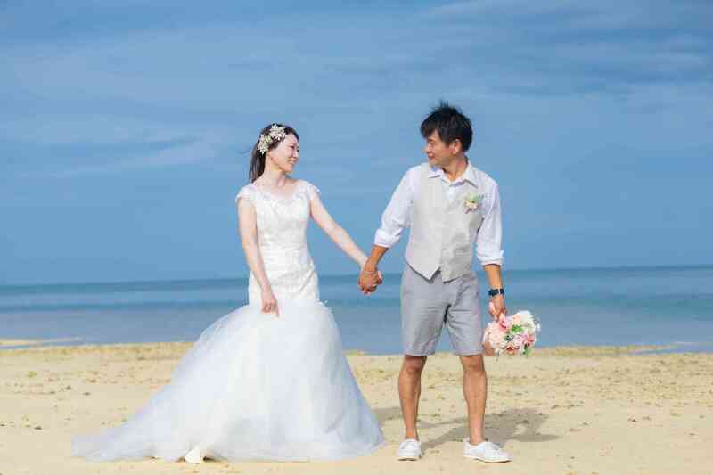 手と手を繋いで