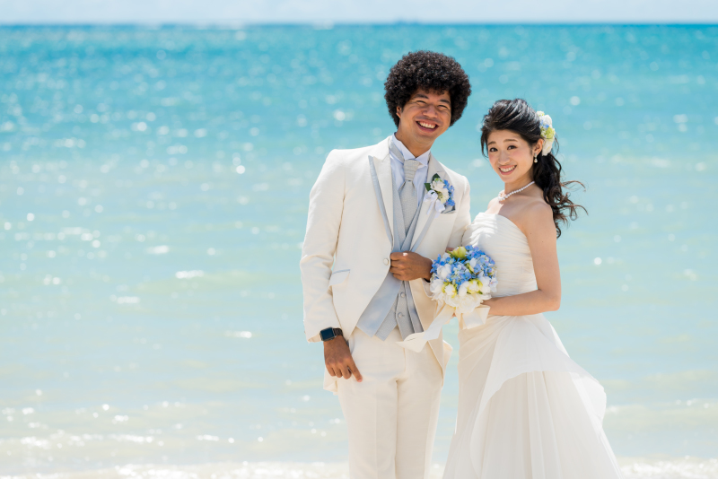 美ら海をバックに