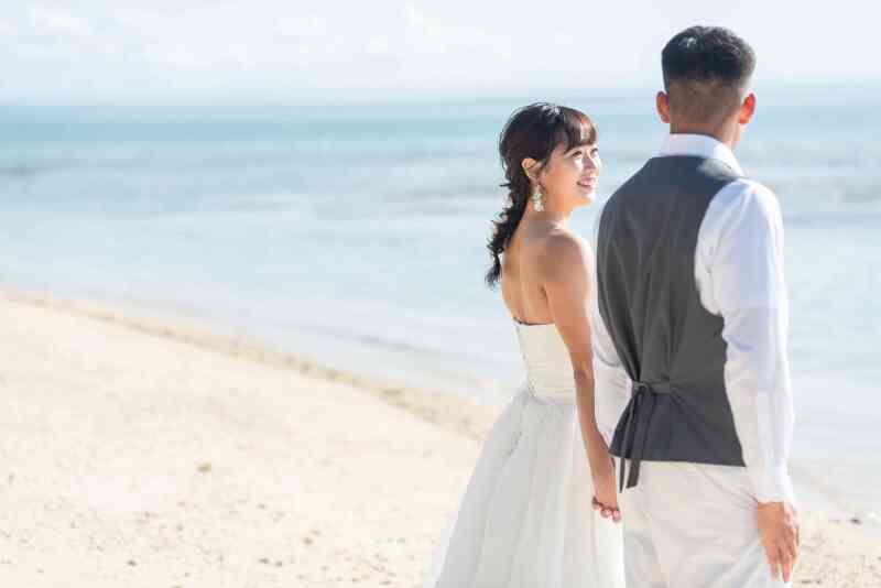 ビーチでの撮影からスタート