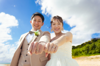 キラキラ笑顔のおふたりと、ビーチ撮影