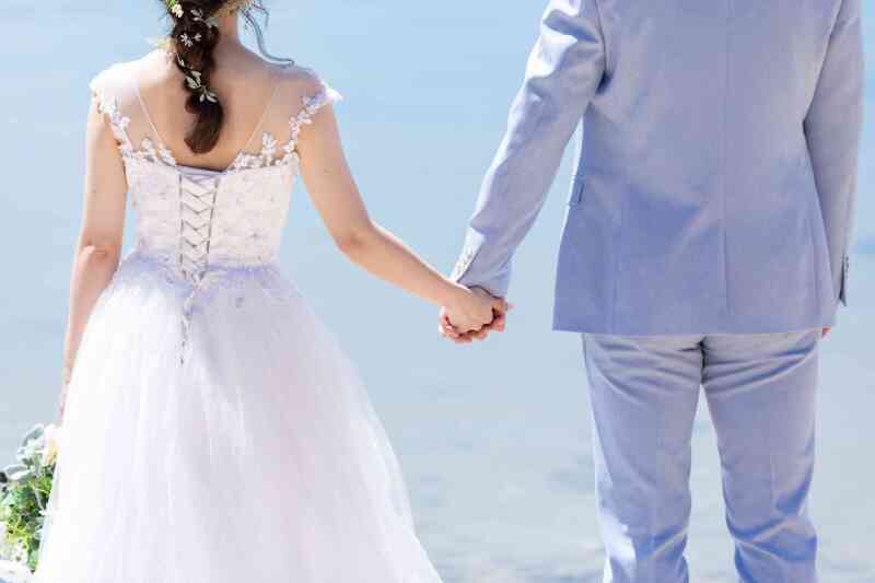 手を繋ぎながら