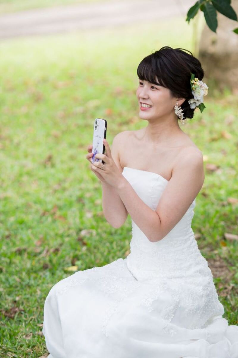 スマフォ片手に