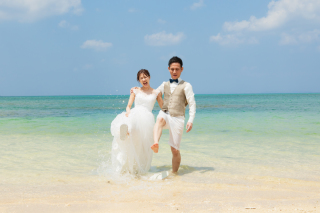 快晴の沖縄のビーチで