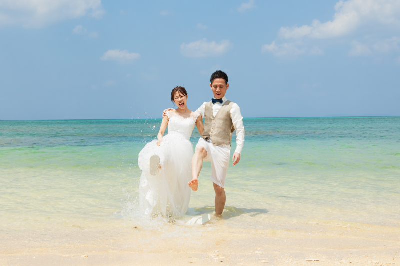 快晴の沖縄のビーチで