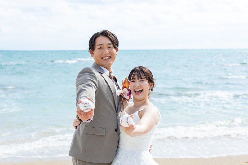 まずはビーチで撮影！元気いっぱいのおふたりです♬