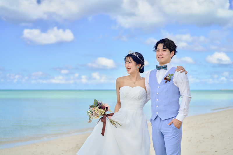 美しい沖縄の海に見惚れるおふたりをパシャリ！