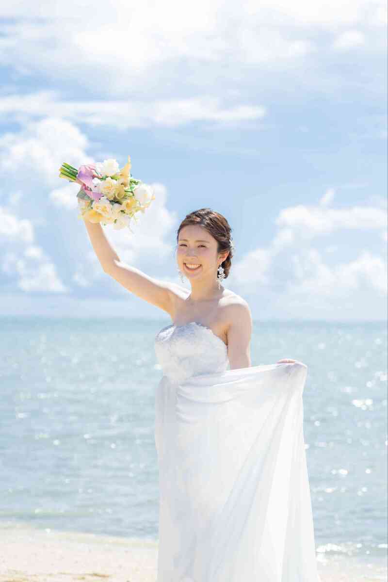 ブーケを掲げて