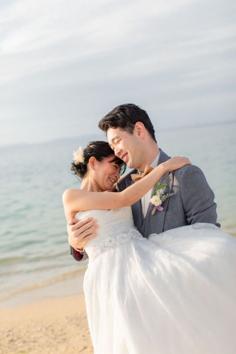 花嫁を抱き抱える