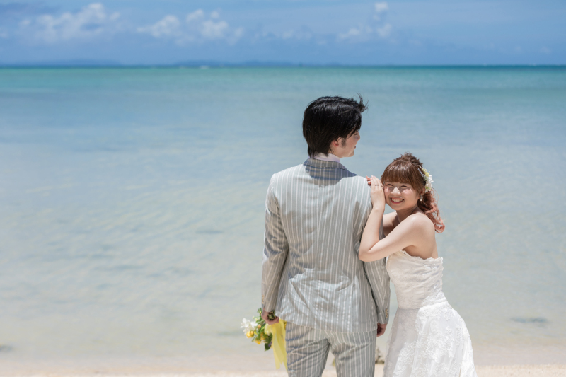 透明感のあるビーチをバックに