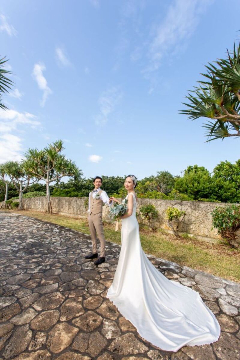 石畳を歩くふたり