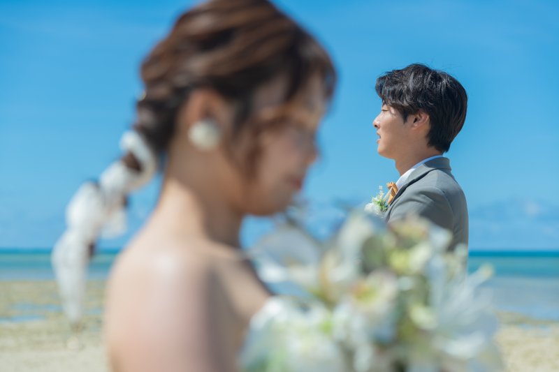ご新婦様の奥で水平線を眺めるご新郎様の横顔も素敵