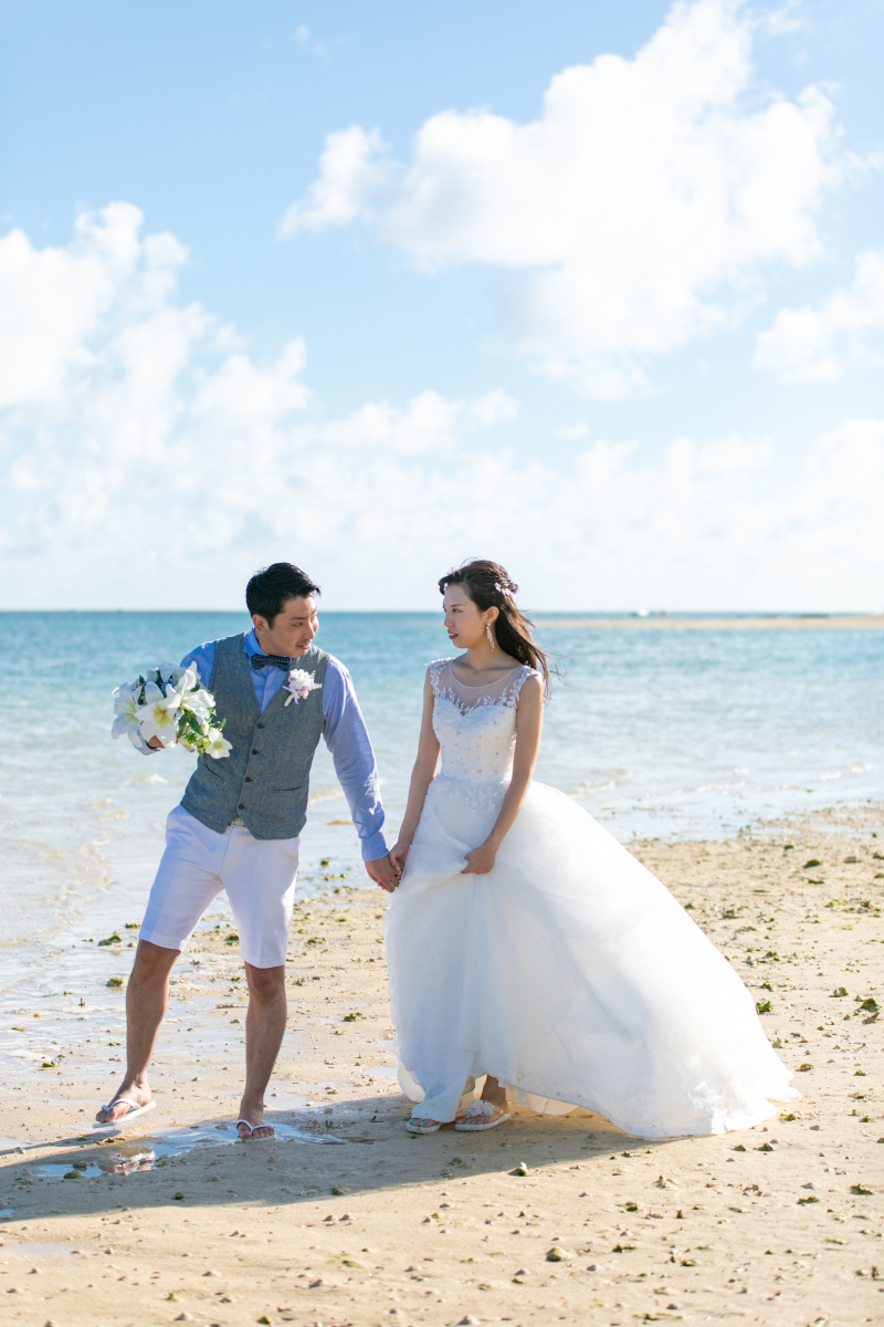 手を握りながら