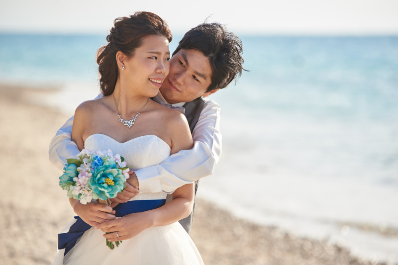 後ろからギュッとHUG