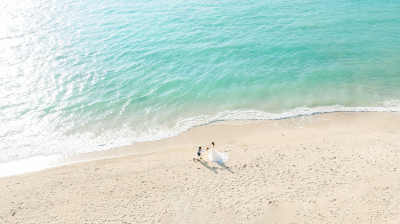 沖縄の透き通った海と白い砂浜でプロポーズ！