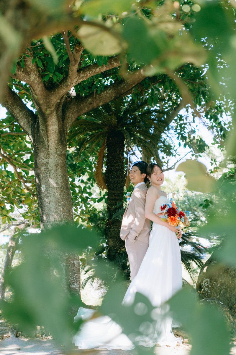 沖縄らしいガジュマルや南国の植物に囲まれて。