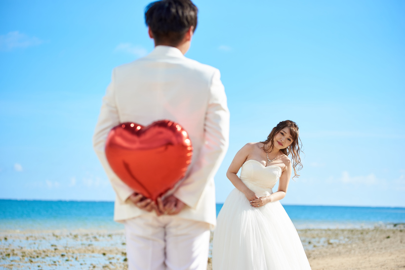 後ろに隠しているのは。。