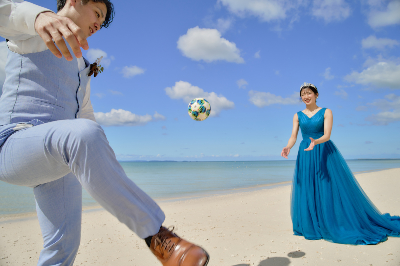 ビーチでサッカーを楽しむふたり♬ナイスボール！