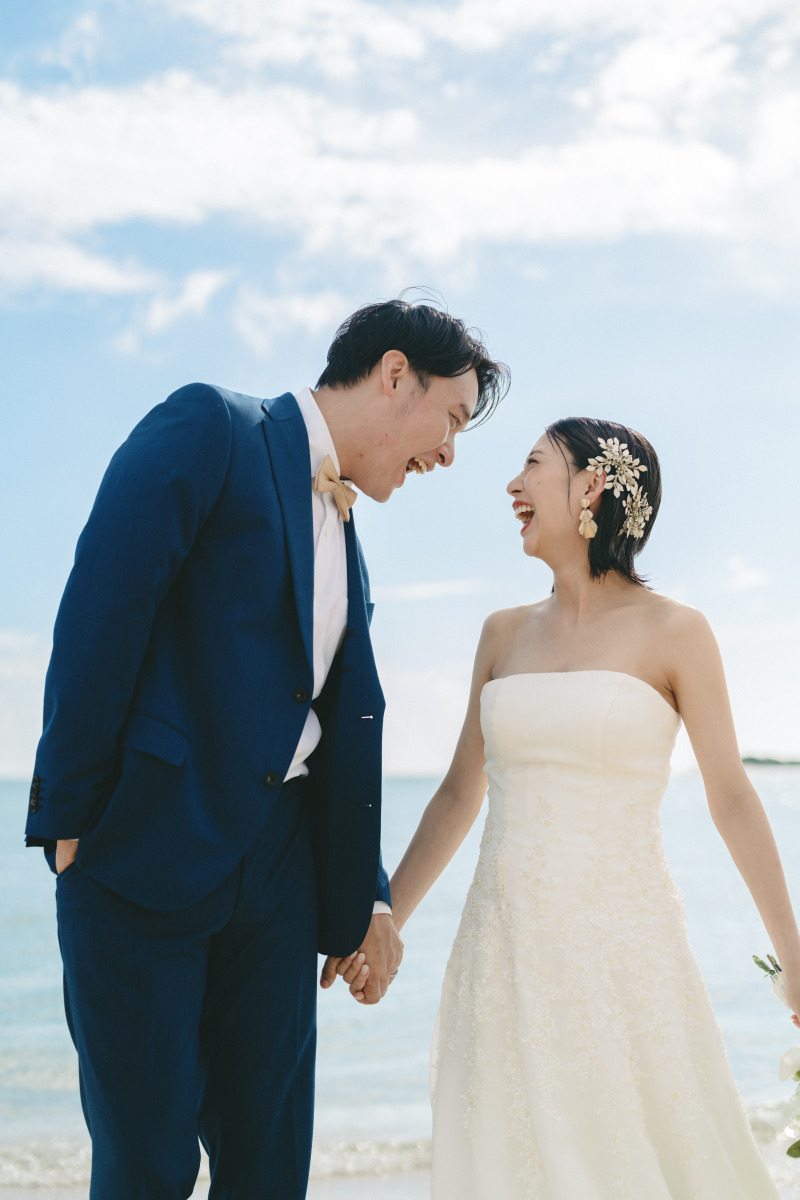 自然に笑い合う姿