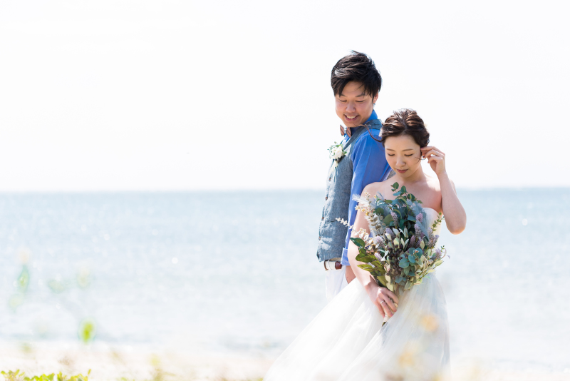 沖縄の海原の前で