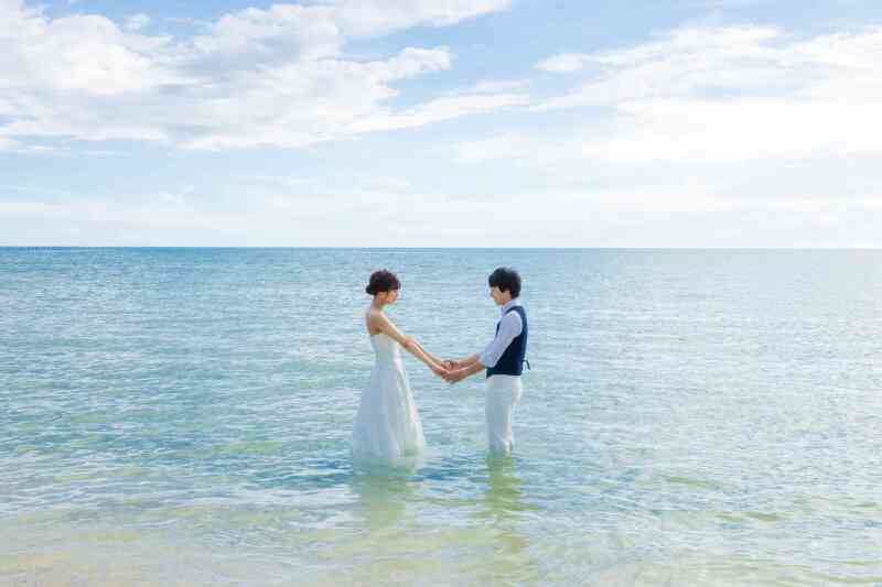 手と手を繋いで