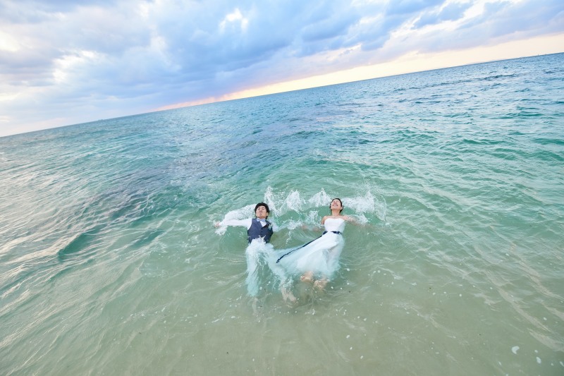 ドレスのまま海へ！