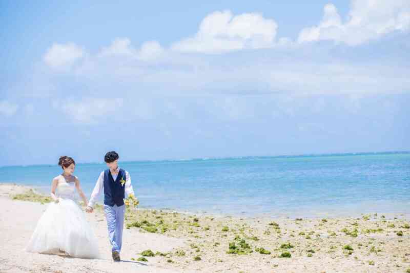 砂浜を並びながら