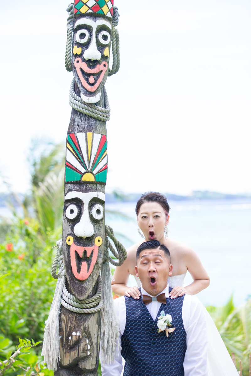 トーテムポールの横で