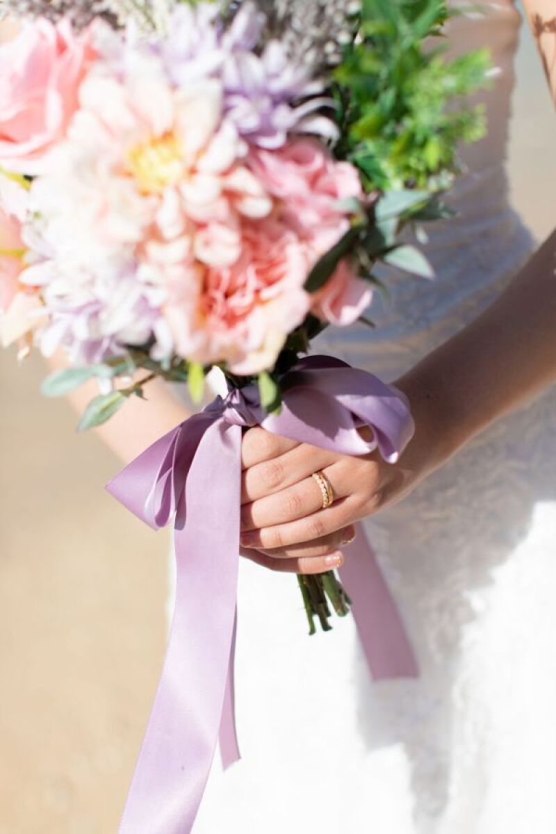 ブーケを持つ手