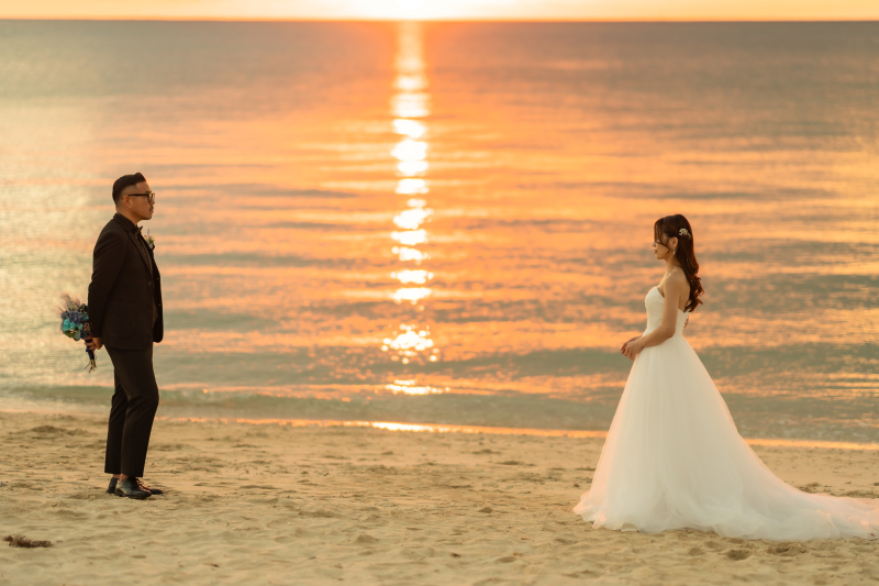 サンセットになりビーチがオレンジ色に染まりました