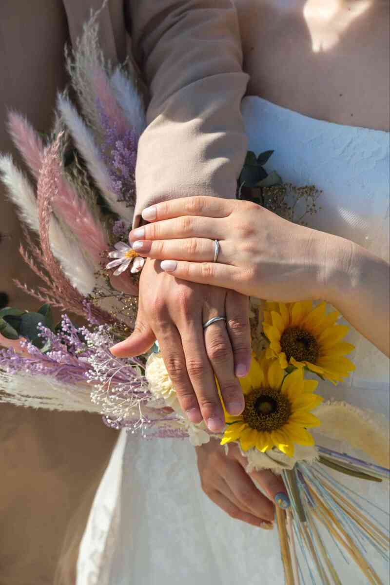 手と手を重ね合わせて