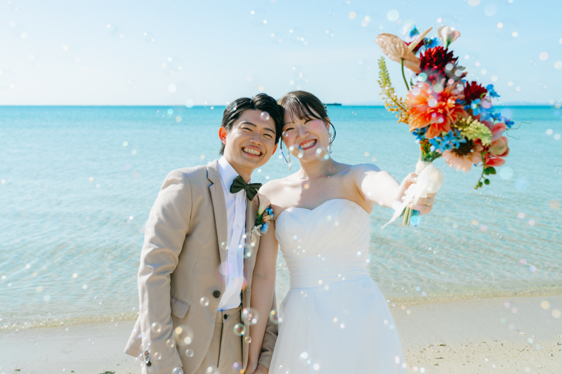 キラキラとシャボン玉が祝福しているようなフォト。