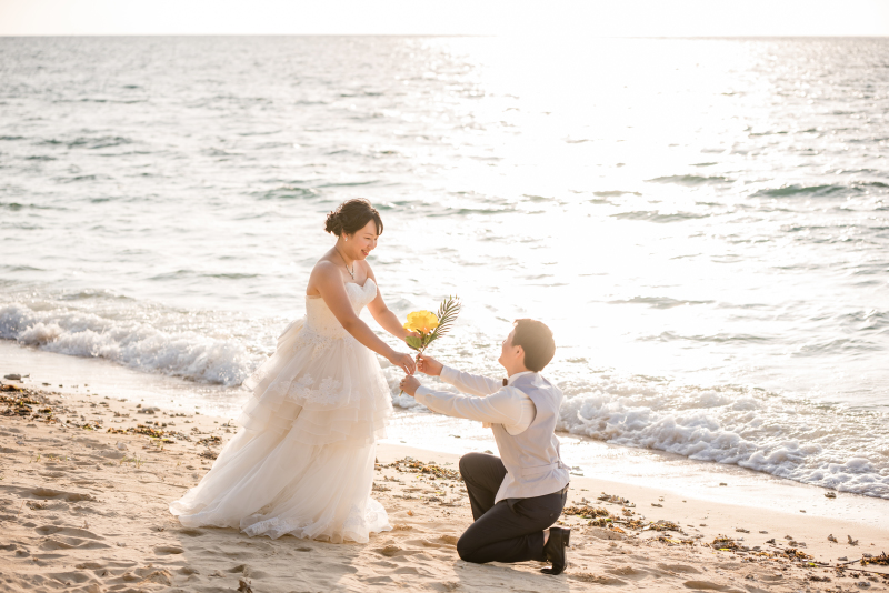 キラキラな海を背に