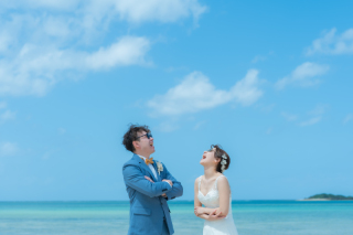 【ビーチ撮影プラン】おふたりの笑顔炸裂！沖縄を五感で感じるフォトウェディング♪