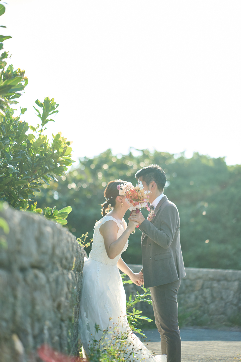 ラストカットはブーケで顔を隠したかわいいふたり。