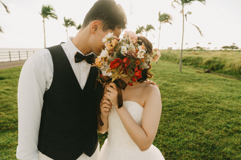 王道の一つでもあるブーケで顔隠し！