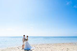 沖縄の青い空の下