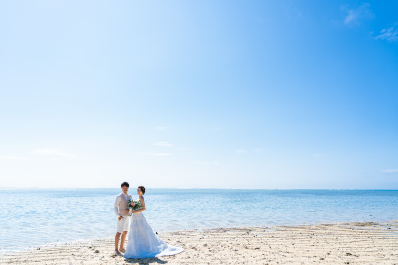 沖縄の青い空の下